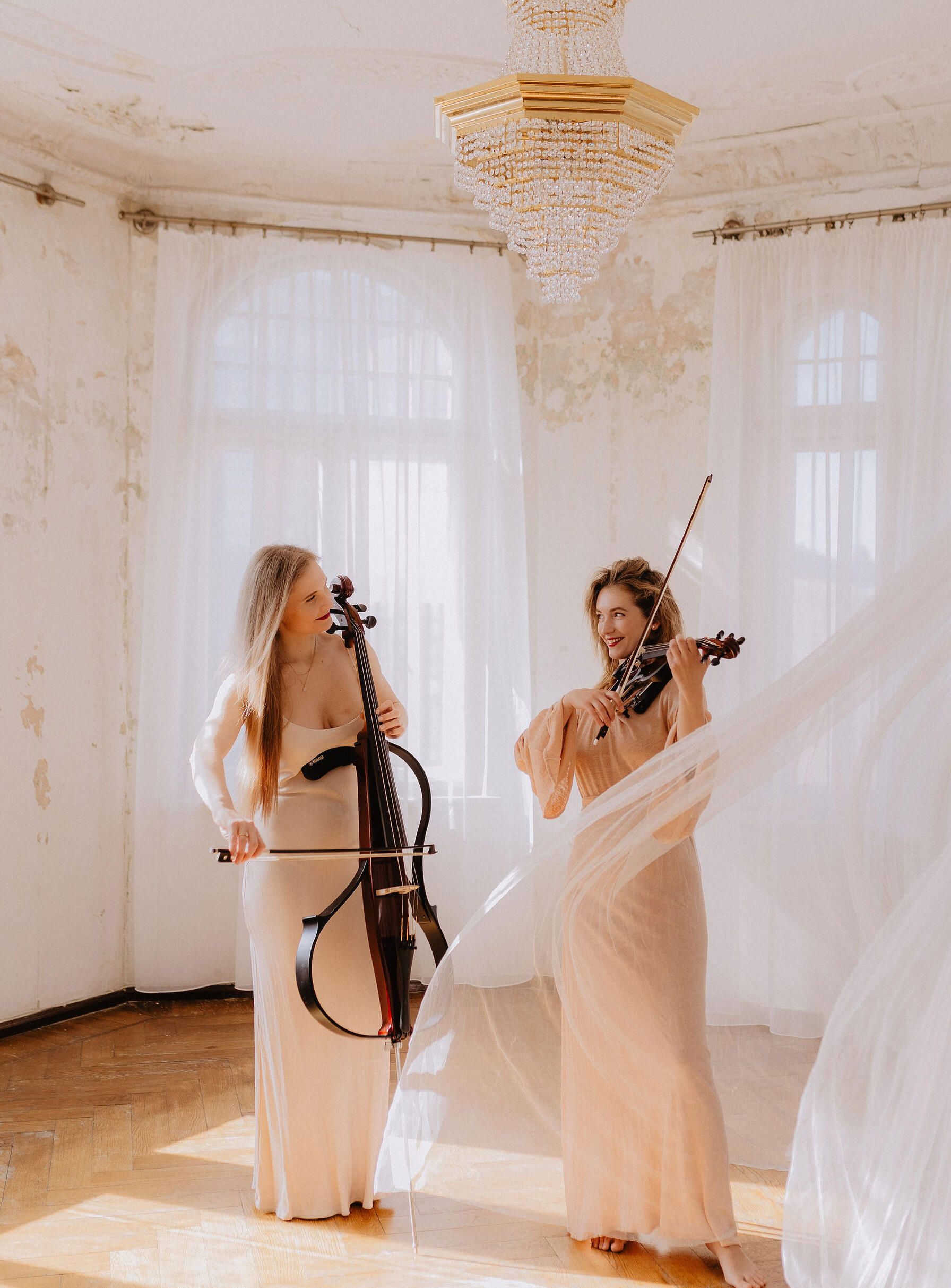 Dzīvā mūzika kāzām korporatīvajiem pasākumiem vijoles, čella izpildījumā.